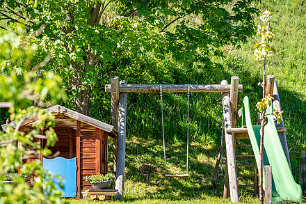 Piccolo parco giochi presso il condominio Gutwenger Piccolo parco giochi presso il condominio Gutwenger